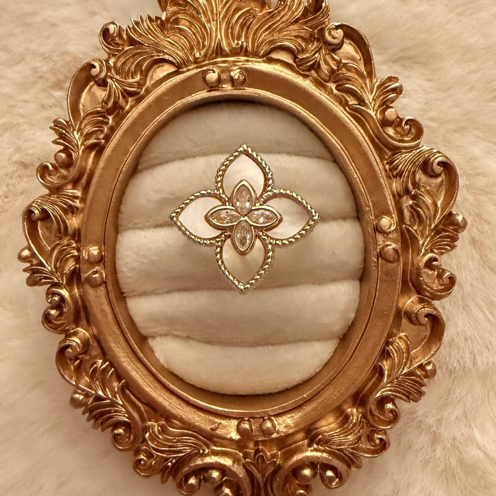 Elegant Gold plated and mother of pearl Floral Ring